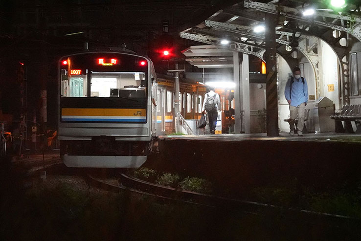 ホームに入って来る電車の画像
