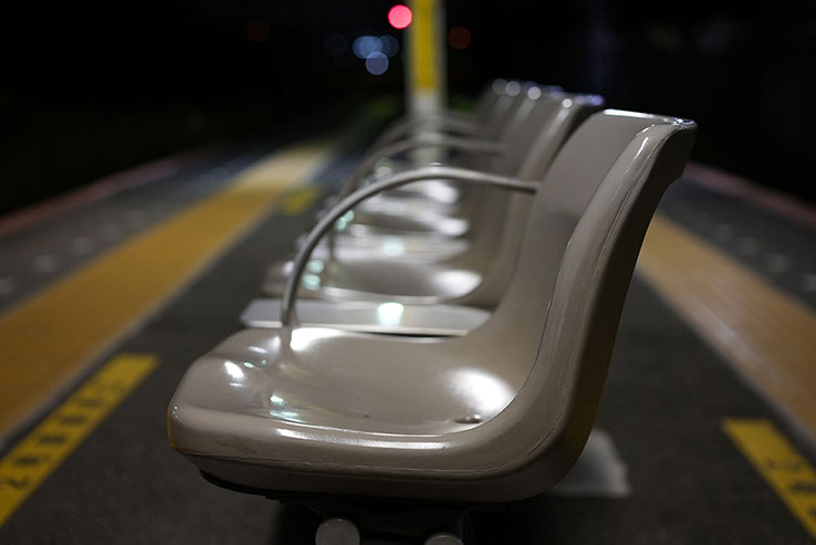 駅のホームにあるベンチの画像