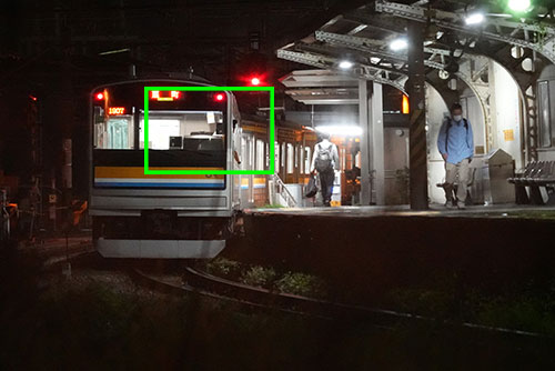 ホームに入って来る電車の画像