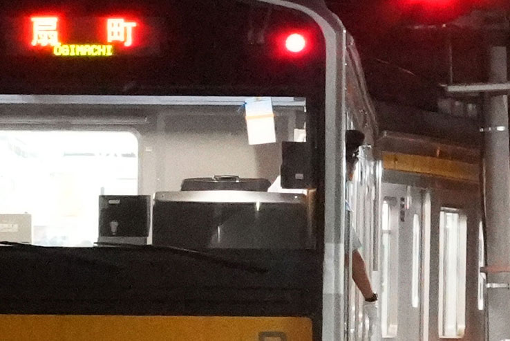 ホームに入って来る電車の拡大画像