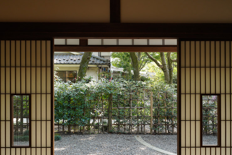 SONY α7C で撮影した建物の中から見える庭の画像