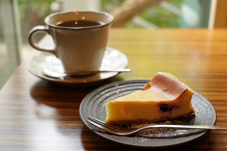 SONY α7C で撮影したケーキとコーヒーの画像