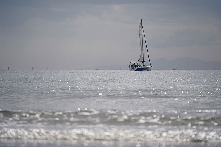 TAMRON 70-300mm F/4.5-6.3 Di III RXD (Model A047)で撮影した由比ガ浜のヨットの画像