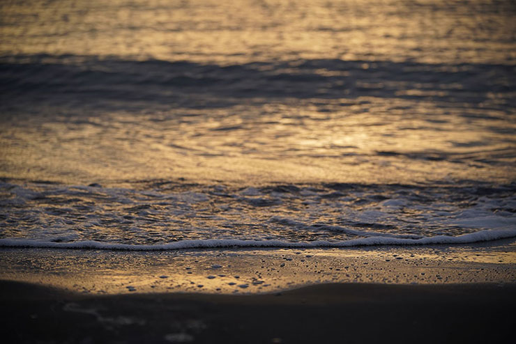 TAMRON 70-300mm F/4.5-6.3 Di III RXD (Model A047)で撮影した夕暮れ時の波打ち際の画像