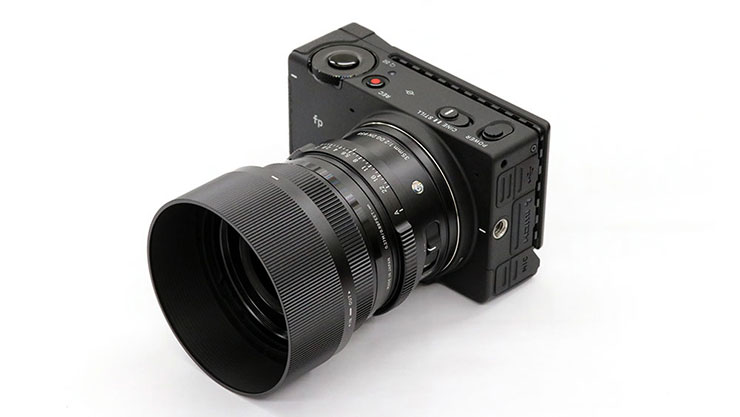 SIGMA 35mm F2 DG DN | Contemporary（フード付き）を装着したSIGMA fpの画像