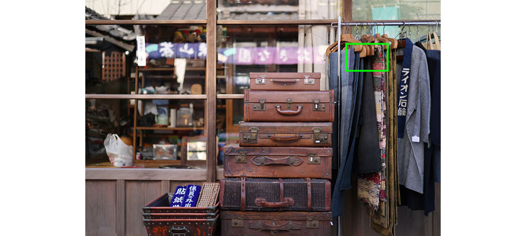 Canon RF50mm F1.8 STMで撮影した骨董屋のようなお店の画像（拡大前）