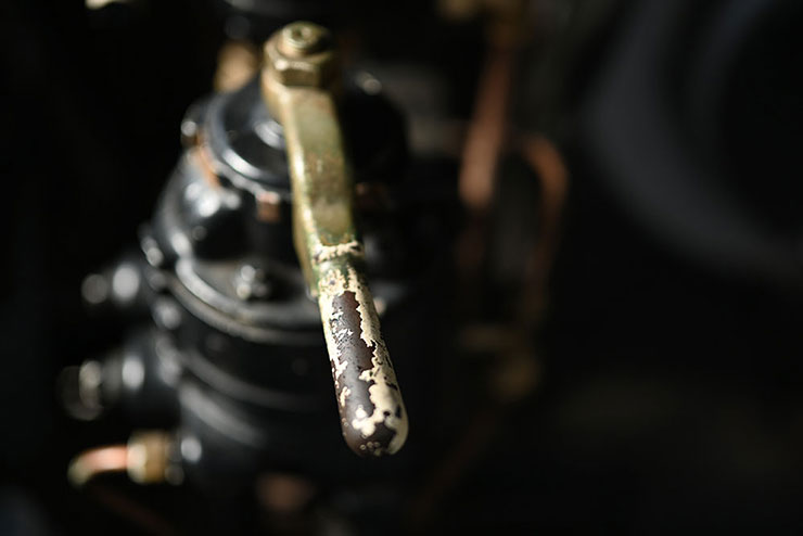 Nikon NIKKOR Z 50mm f/1.2 Sで撮影したSLの運転室にあるレバーの画像