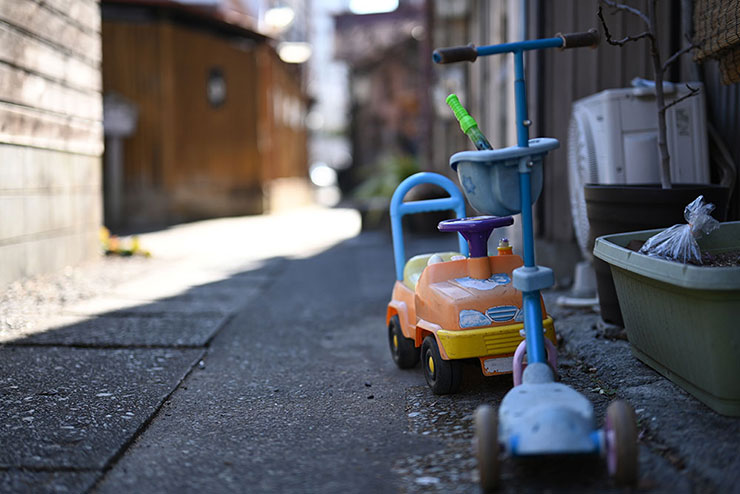 Nikon NIKKOR Z 50mm f/1.2 Sで撮影した路地裏のおもちゃの画像