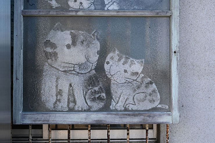 Nikon NIKKOR Z 50mm f/1.2 Sで撮影した猫のイラストが描かれたガラスの画像