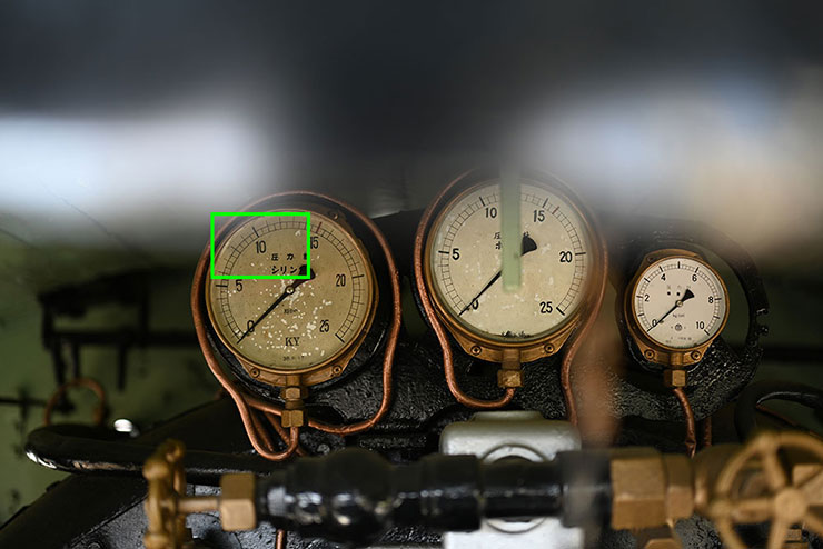 Nikon NIKKOR Z 50mm f/1.2 Sで撮影したSLの運転室にある計器のようなものの画像（拡大前）
