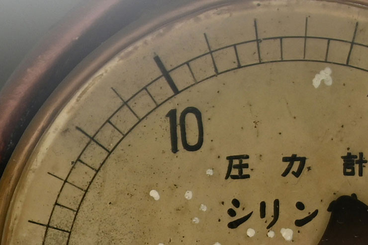 Nikon NIKKOR Z 50mm f/1.2 Sで撮影したSLの運転室にある計器のようなものの画像（拡大後）