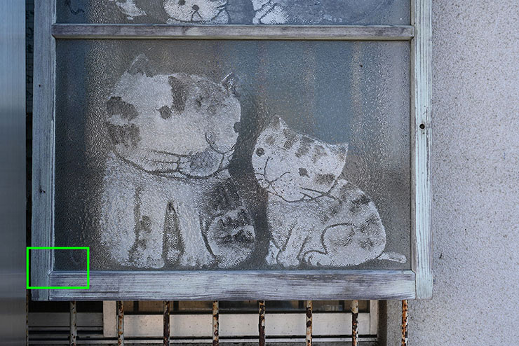 Nikon NIKKOR Z 50mm f/1.2 Sで撮影した猫のイラストが描かれたガラスの画像（拡大前）