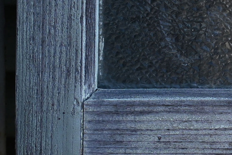 Nikon NIKKOR Z 50mm f/1.2 Sで撮影した猫のイラストが描かれたガラスの画像（拡大後）