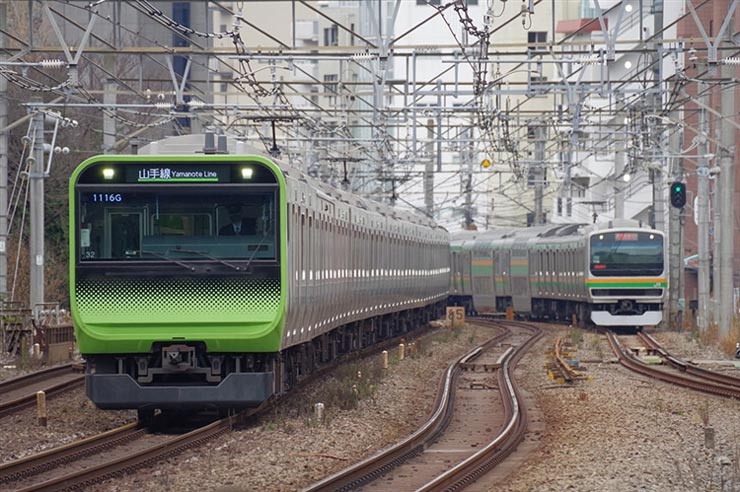 HD PENTAX-DA 55-300mmF4.5-6.3ED PLM WR REで撮影した山手線の電車の画像