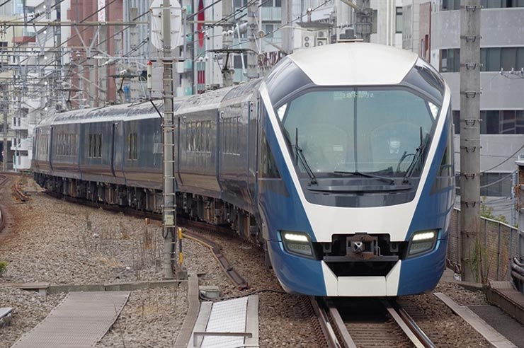 HD PENTAX-DA 55-300mmF4.5-6.3ED PLM WR REで撮影したJR東日本E261系電車の画像