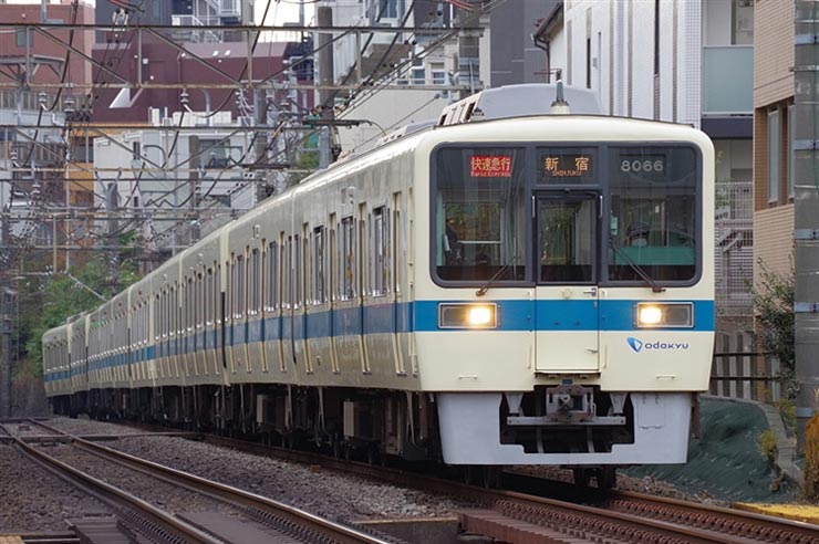 HD PENTAX-DA 55-300mmF4.5-6.3ED PLM WR REで撮影した小田急8000形の画像