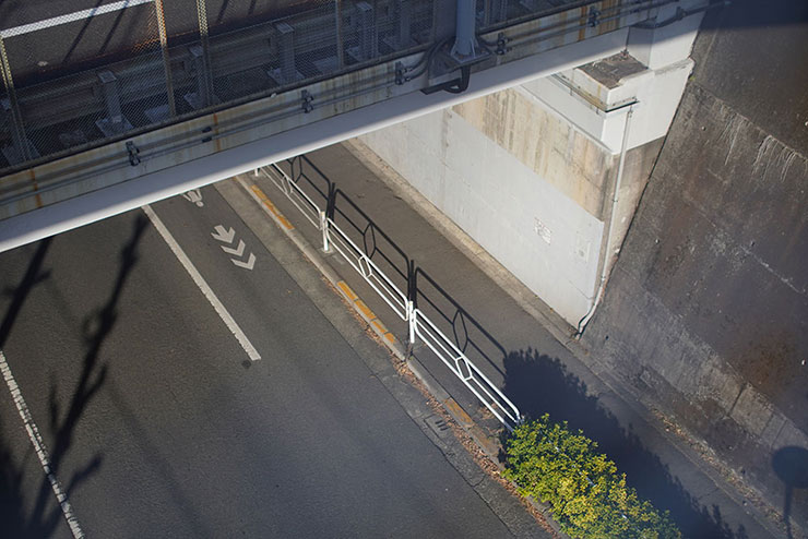 KAMLAN KamLan KL 32mm F1.1で撮影した高架下の画像