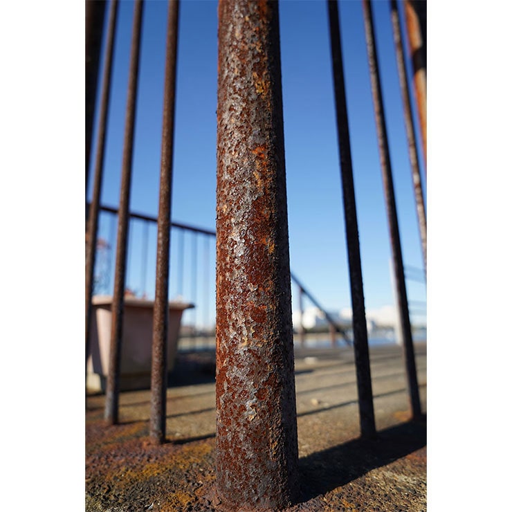 SONY Vario-Tessar T* FE 24-70mm F4 ZA OSSで撮影した錆びた柵の画像