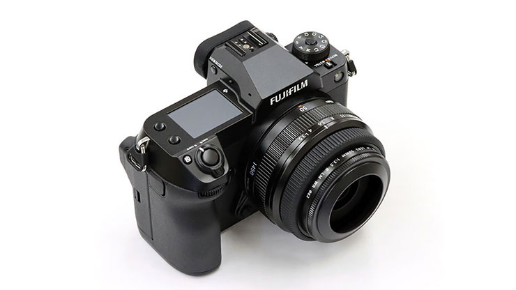 FUJIFILM GF50mmF3.5 R LM WRを装着したFUJIFILM GFX100Sの画像（正面）