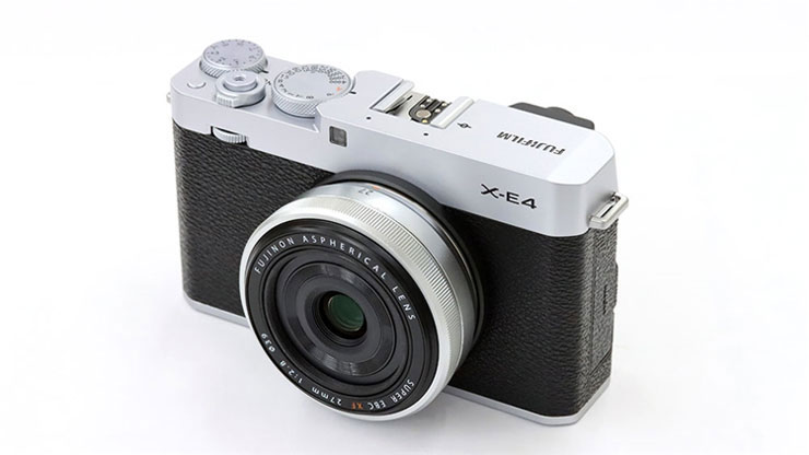 FUJIFILM XF 27mm F2.8を装着したFUJIFILM X-E4の画像（正面）