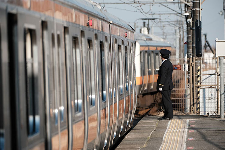 FUJIFILM フジノンレンズ XF70-300mmF4-5.6 R LM OIS WRで撮影した駅員さんと電車の画像