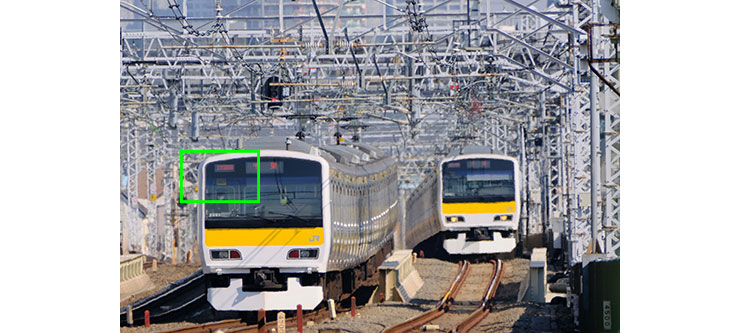 FUJIFILM フジノンレンズ XF70-300mmF4-5.6 R LM OIS WRで撮影した2本の電車の画像（拡大前）