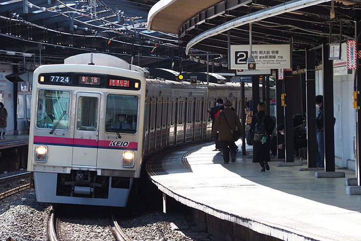 OLYMPUS M.ZUIKO DIGITAL ED 40-150mm F4.0-5.6 Rで撮影したホームに停車中の京王線の電車の画像