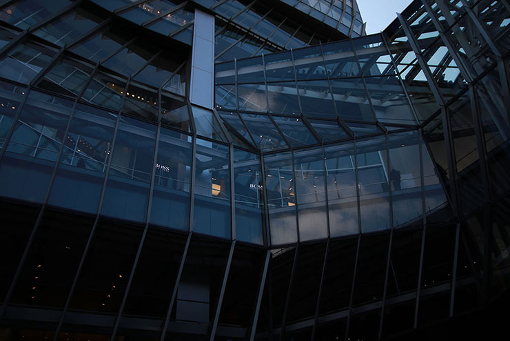 Canon EF-S 10-18mm F4.5-5.6 IS STMで撮影したガラス張りの建物の画像