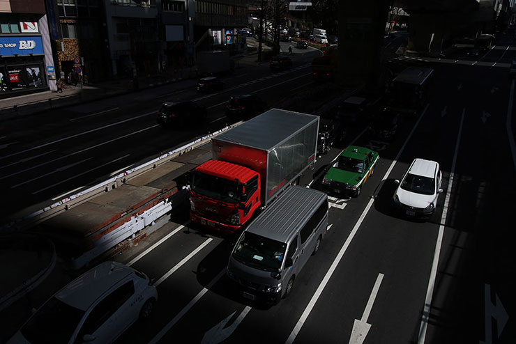 Canon EF-S 10-18mm F4.5-5.6 IS STMで撮影した道路を走行する車の画像