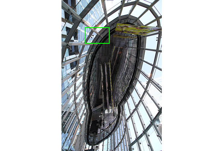 Canon EF-S 10-18mm F4.5-5.6 IS STMで撮影した天井に映ったエスカレーターフロアの画像（拡大前）