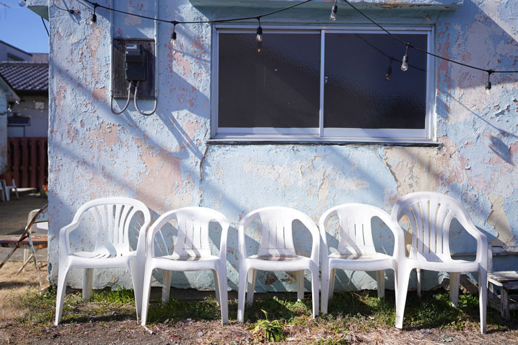 SONY FE 35mm F1.4 GMで撮影した並んで置かれた白い椅子の画像