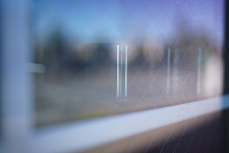 SONY FE 35mm F1.4 GMで撮影したショーウインドウのジッポーライターの画像