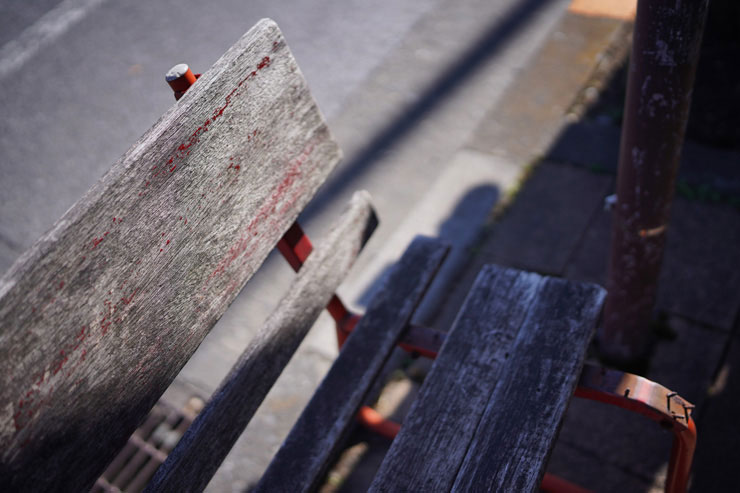 SONY FE 35mm F1.4 GMで撮影した古いベンチの画像