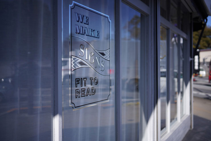 SONY FE 35mm F1.4 GMで撮影した店舗の窓の画像