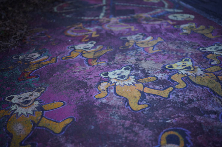 SONY FE 35mm F1.4 GMで撮影した地面に描かれたキャラクターの落書きの画像