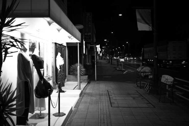 Voigtlander ULTRON Vintage Line 35mm F2 Aspherical TypeII VM・モノクロで撮影した服屋と歩道の画像