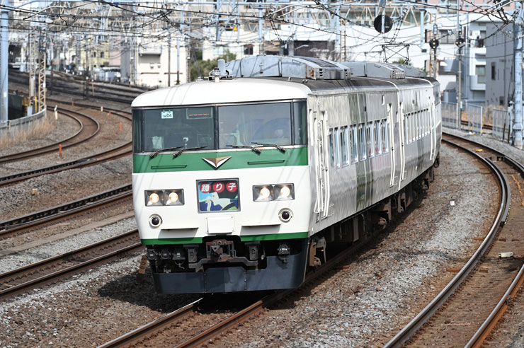 Nikon NIKKOR Z 70-200mm f/2.8 VR Sで撮影した白と緑の電車の正面画像