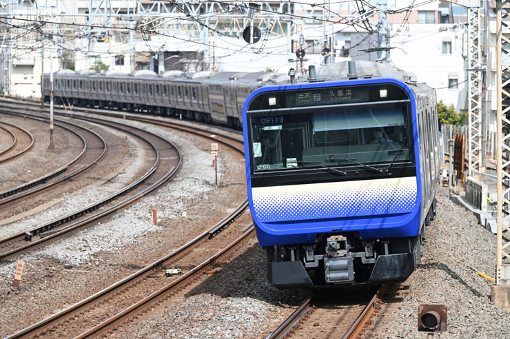 Nikon NIKKOR Z 70-200mm f/2.8 VR Sで撮影した青い電車の正面画像