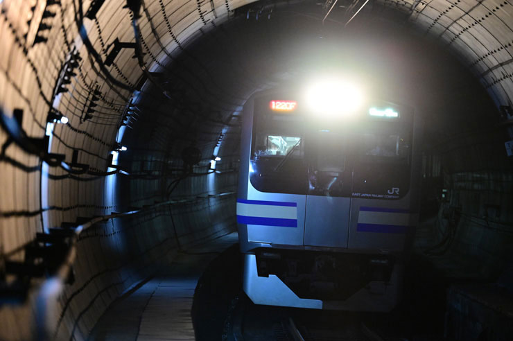 Nikon NIKKOR Z 70-200mm f/2.8 VR Sで撮影したトンネル内の電車の画像