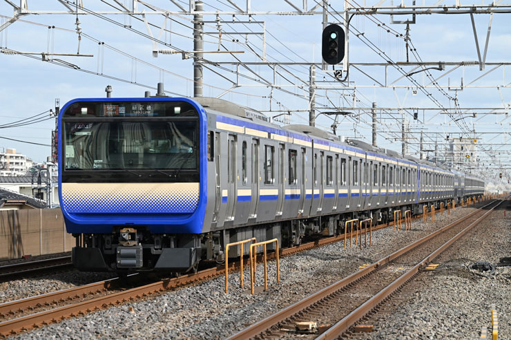 Nikon NIKKOR Z 70-200mm f/2.8 VR Sで撮影した直線を走る青い電車の画像