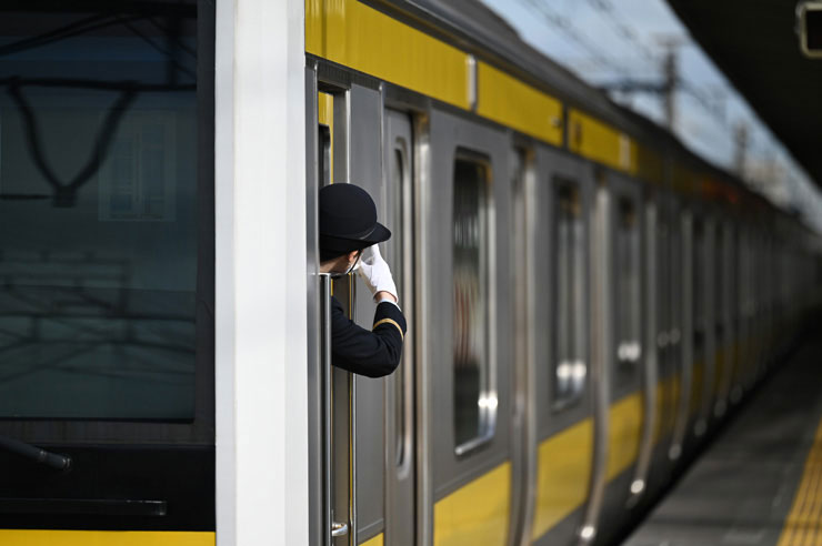 Nikon NIKKOR Z 70-200mm f/2.8 VR Sで撮影した電車の運転手さんの画像
