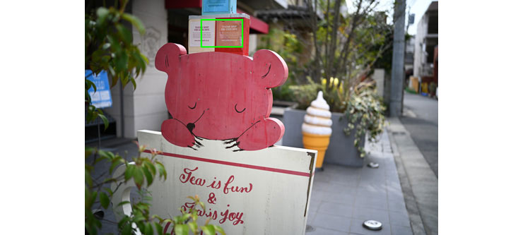 Voigtlander APO-LANTHAR 35mm F2 Aspherical VMで撮影したカフェの看板の画像（拡大前）