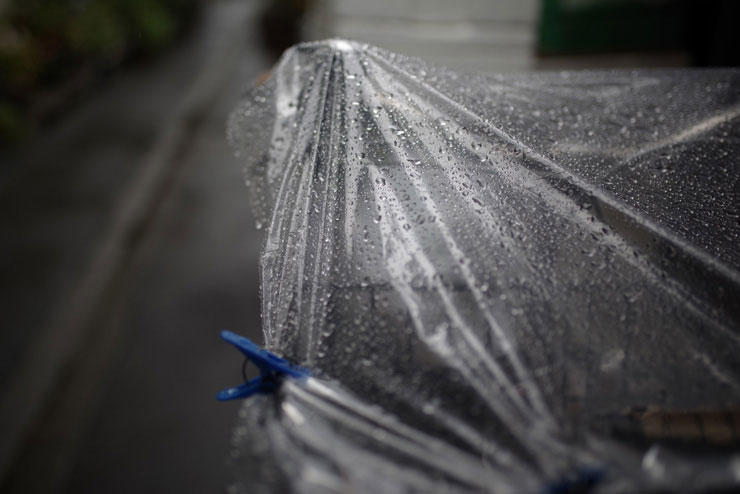 SIGMA 35mm F1.4 DG HSM｜Artで撮影した雨で塗れたビニールの画像