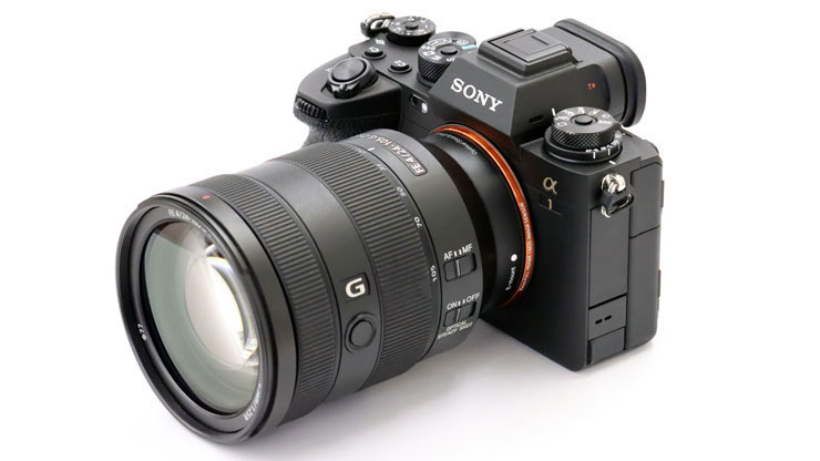 レンズを装着したSONY α1の画像