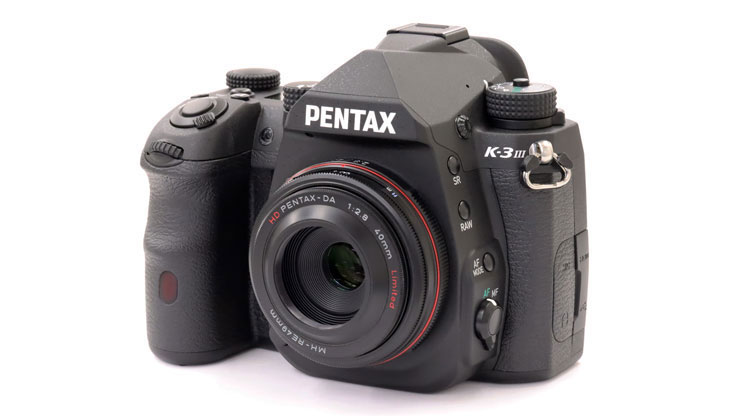 PENTAX HD PENTAX-DA 40mmF2.8 Limitedを装着したPENTAX K-3 MarkIIIの画像（斜め横アングル）