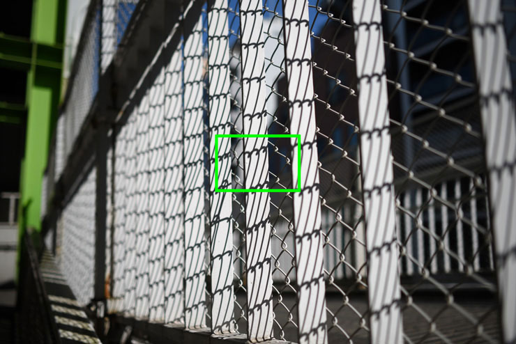 Nikon AF-S NIKKOR 28mm f/1.8Gで撮影したフェンスの画像（拡大前）