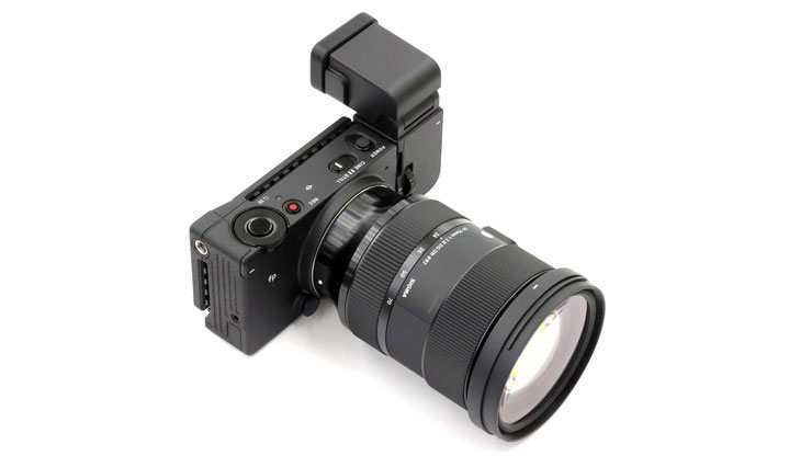 SIGMA fp L ＋ 電子ビューファインダーEVF-11の画像（斜め上アングル）