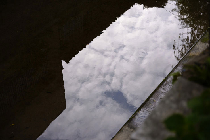 SIGMA fp Lで撮影した水面に映った空模様の画像
