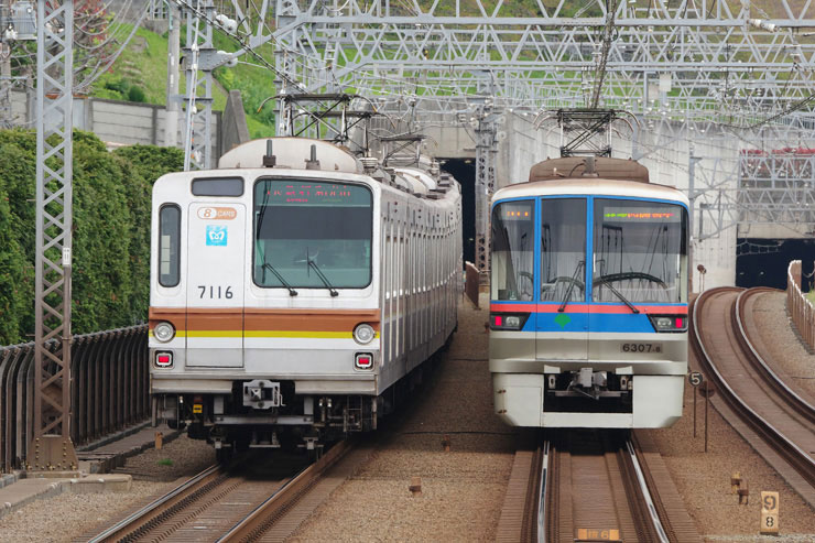 PENTAX K-3 Mark IIIで撮影した並んで走る2つの列車の画像