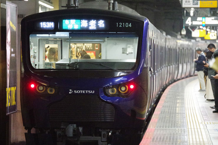 PENTAX K-3 Mark IIIで撮影したホームに停車している相鉄線の電車の画像